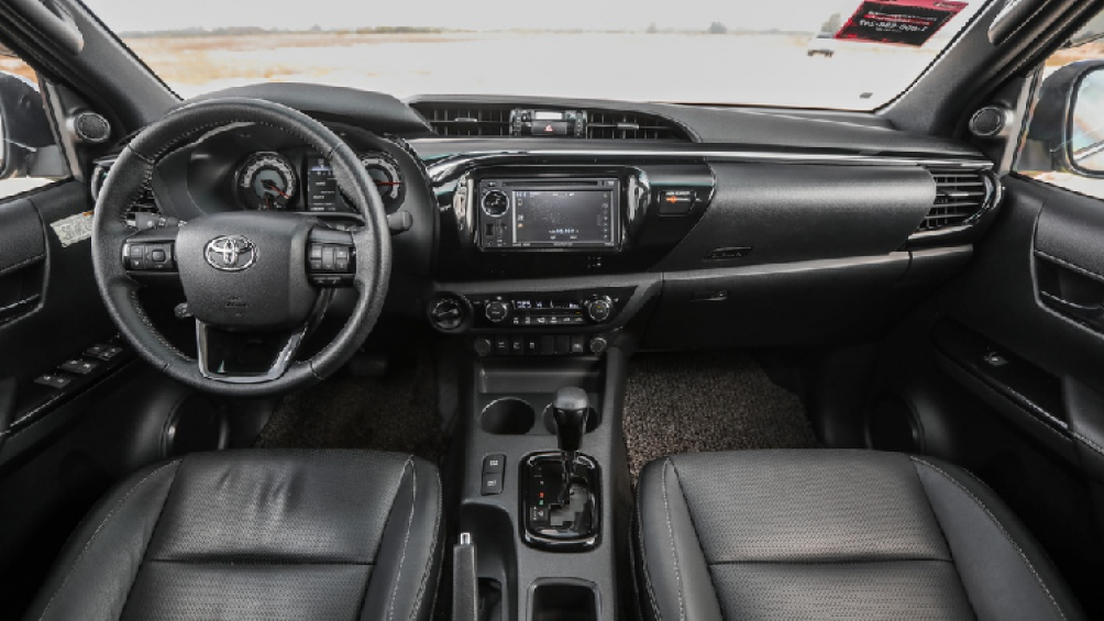 Nội thất của phiên bản facelift này cũng nhận được một vài điều chỉnh nhỏ khi mà hệ thống thông tin giải trí của xe được tích hợp Apple CarPlay và Android Auto