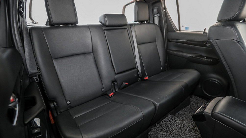 Màu đen vẫn được dùng là màu chủ đạo bên trong Hilux. Hai ghế trước chỉnh điện, trong khi đó hàng ghế sau được trang bị cửa gió điều hòa