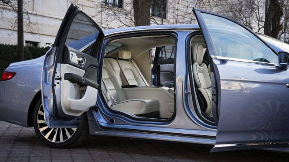 Tất cả đều được mang cặp cửa sau mở 90 độ, tạo điều kiện thuận lợi cho việc ra vào