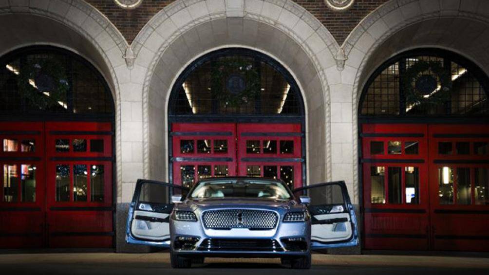 Người ngồi có thể thoải mái duỗi chân mình khi băng băng trên những cung đường khi ngồi trên hai ghế đơn riêng biệt ở phía sau