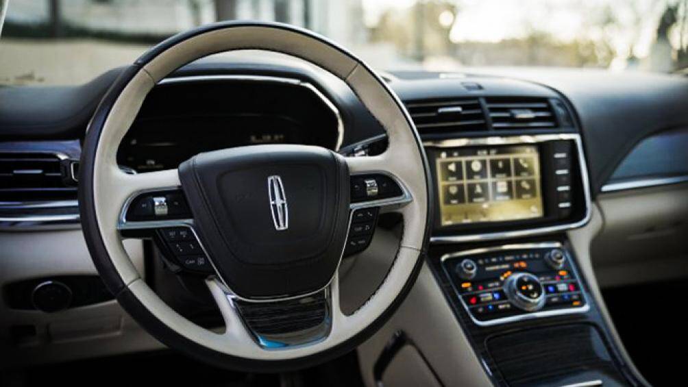 Ghế lái của Lincoln Continental có thể điều chỉnh 30 hướng, màn hình hiển thị thông tin trên kính chắn gió, hệ thống Kiểm soát tiếng ồn chủ động...