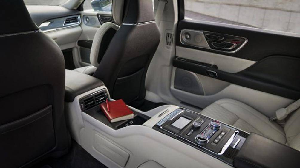 Khi vào bên trong, khách hàng sẽ nhìn thấy một khay có thể xếp gọn với giá đỡ máy tính bảng và miếng sạc không dây ở phía sau