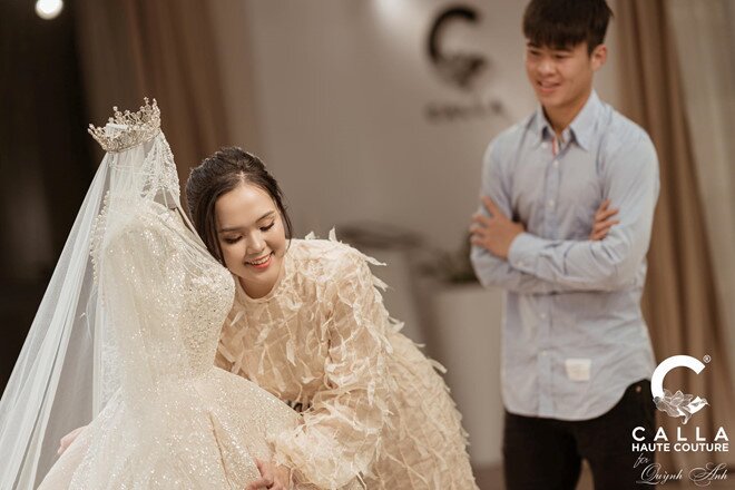 Váy cưới cảm hứng hoa trà của Doãn Hải My - VnExpress Giải trí
