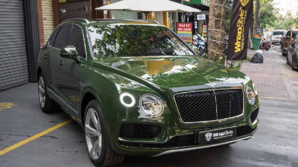 Chiếc Bentayga V8 xuất hiện trong bài viết được trang bị một lớp sơn ngoại thất mang màu xanh British Racing Green đầy ấn tượng, có giá lên đến hàng trăm triệu đồng