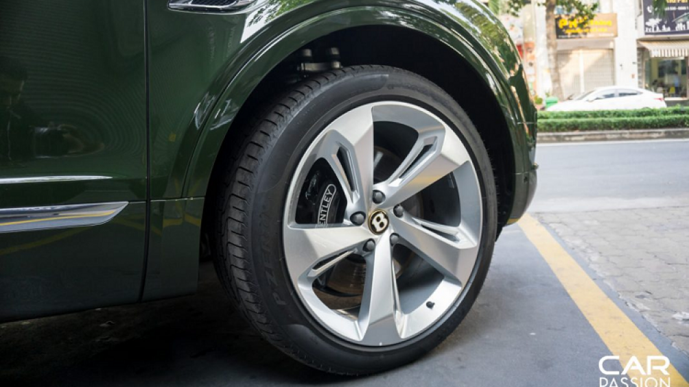 Chiếc Bentayga V8 màu xanh British Racing Green đầu tiên tại Việt Nam này thuộc phiên bản kỉ niệm 100 năm thành lập thương hiệu xe siêu sang Anh Quốc