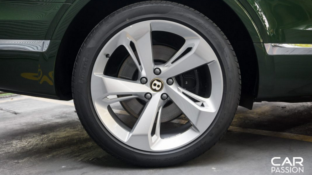 Xe sử dụng bộ mâm 5 chấu sơn bạc có kích thước 21 inches và lốp Pirelli P Zero với thông số 285/45/ZR21