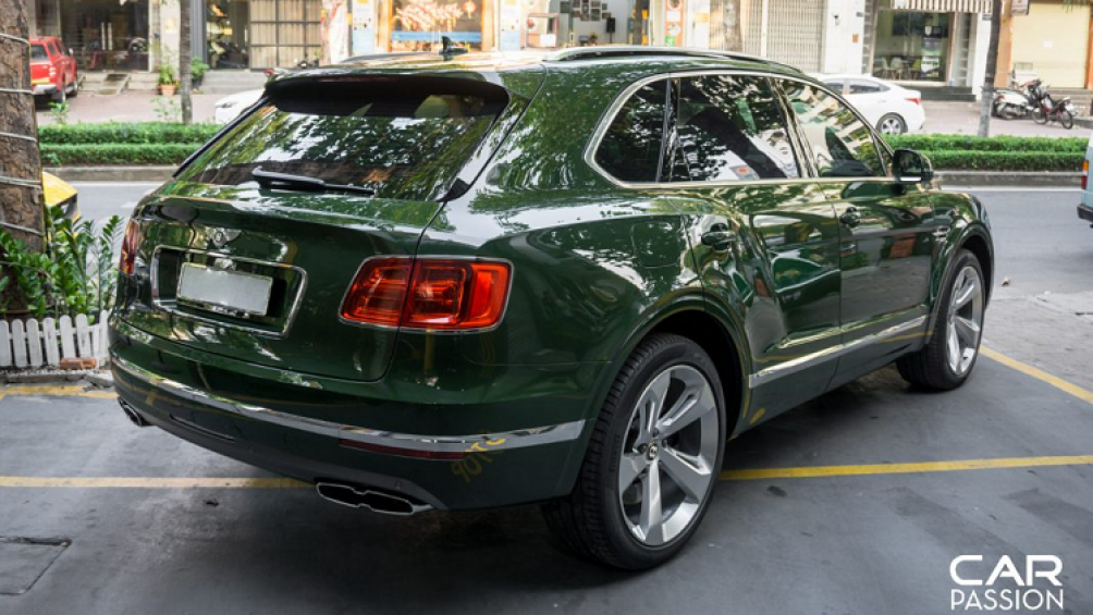 Khoang lái được chế tác thủ công hoàn toàn và bọc da bò cao cấp, bảng táp-lô bọc da màu tím làm điểm nhấn. Hiện chưa rõ giá bán chính xác giá bán của mẫu xe này tại Việt Nam