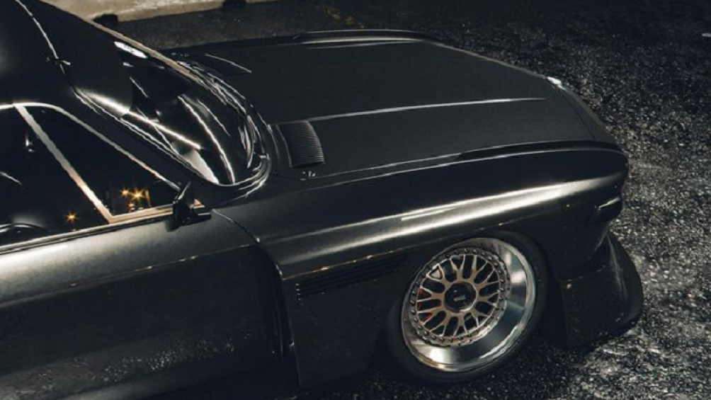 Chiếc xe này đã được thay đổi rất nhiều chi tiết như bộ body-kit bên ngoài, cản dưới trước/sau, ống xả mới, mâm hiệu BBS...