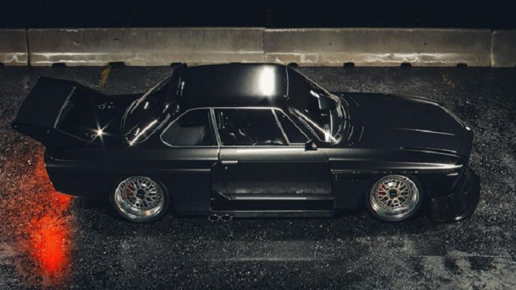 Xe còn được loại bỏ đi nhiều vật liệu cách âm để giảm trọng lượng, trang bị thêm cánh gió cỡ lớn phía sau đuôi xe