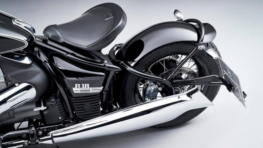 R18 được trang bị giảm xóc ống lồng thủy lực và giảm xóc đơn phía sau, lò xo có thể điều chỉnh đảm bảo khả năng kiểm soát bánh xe vượt trội