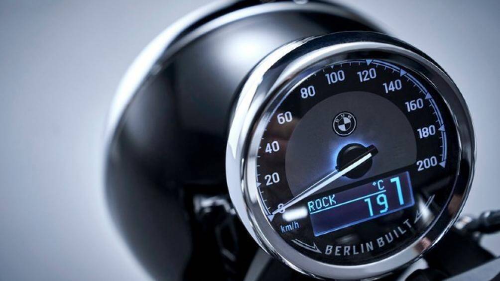 Cụm đồng hồ hình tròn với màn hình kỹ thuật số