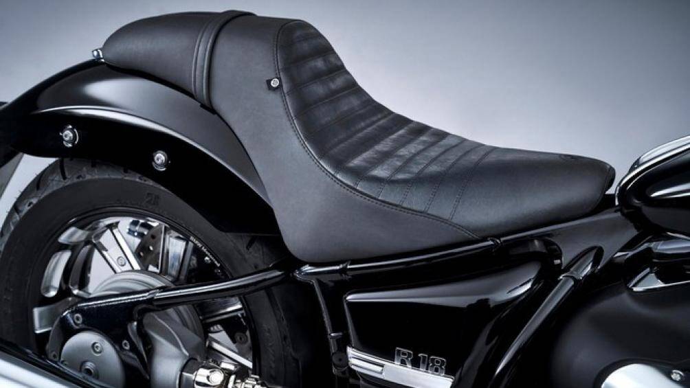 Ngoài ra còn có các phần trang trí mạ Chrome, logo đặc biệt gắn ở yên xe và huy hiện "First Edition"