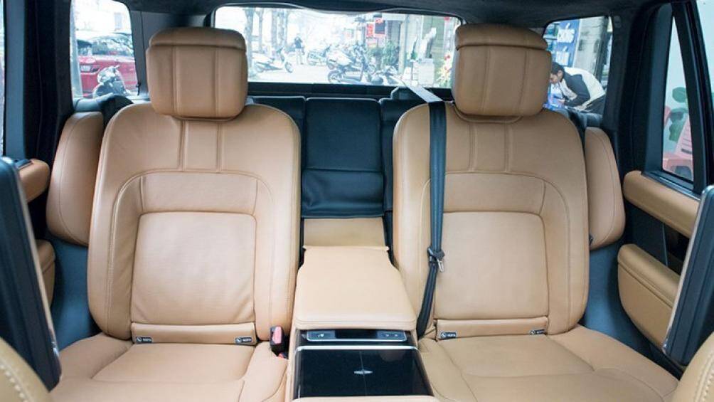 Tất cả các hàng ghế trên xe đều được bọc da thật và có khả năng chỉnh điện, massage, sưởi ấm/làm mát, nhớ vị trí ở hàng ghế trước