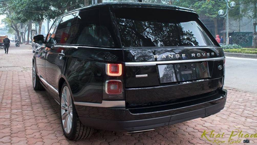 Giá xe Range Rover Autobiography LWB phiên bản 2020 mới hiện đang được chào bán tới 11,9 tỷ đồng tại một đại lý tư nhân ở Hà Nội