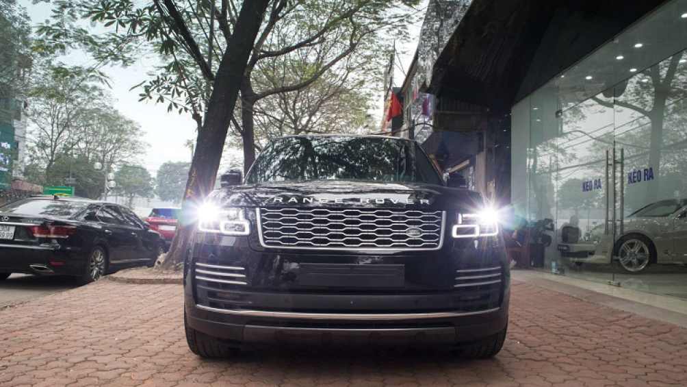 Phần đầu xe, Range Rover Autobiography LWB sử dụng lưới tản nhiệt kim loại sáng màu dạng tổ ong quen thuộc kèm logo thương hiệu