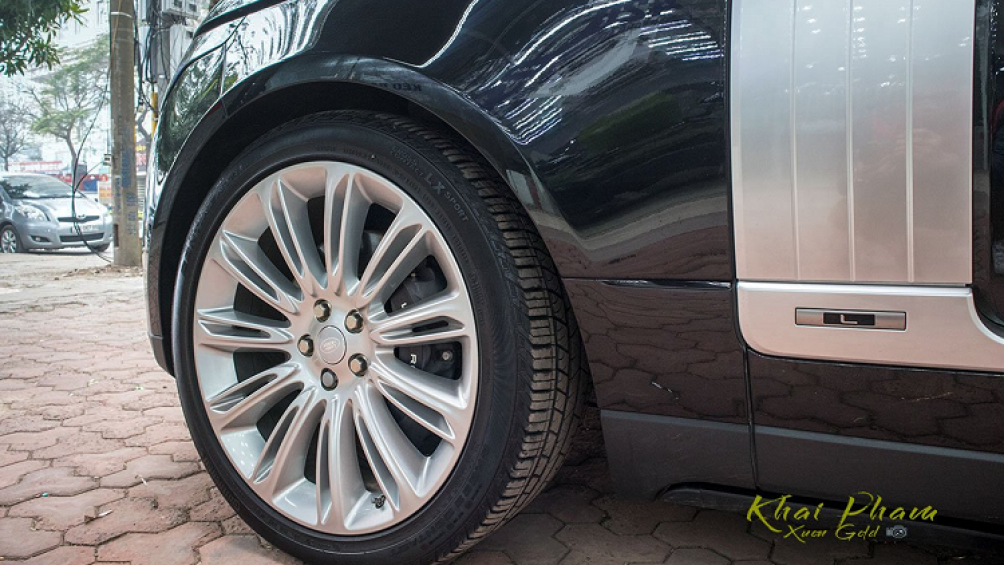 Xe sử dụng bộ mâm hợp kim kích thước 21 inch đa chấu, tay nắm cửa 2 màu có tính năng mở cửa thông minh, ống xả đôi và loạt cảm biến/camera lùi...