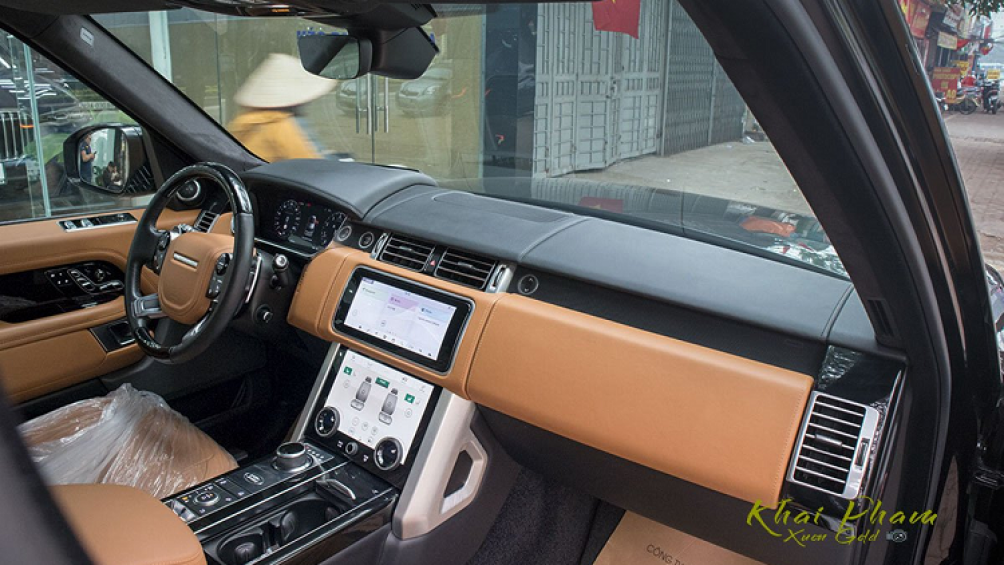 Range Rover Autobiography LWB còn chinh phục khách hàng bởi khoang nội thất rộng rãi, những vật liệu sử dụng ở đây đều cao cấp, sang trọng