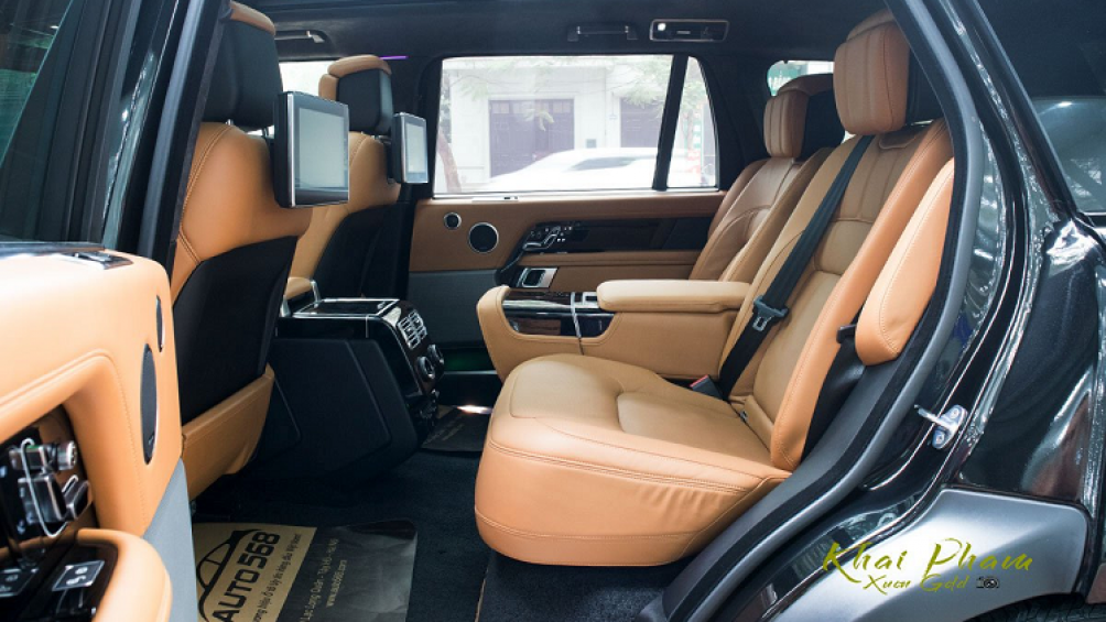 Ngay phía sau, Range còn được trang bị đồng hồ kỹ thuật số hoàn toàn kích thước 12,3 inch