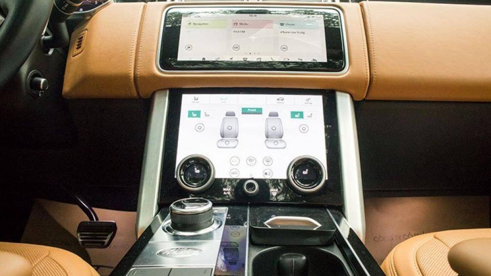 Hàng ghế sau có khoảng để chân 186 mm, các tính năng đều được điều chỉnh ở bệ tỳ tay với màn hình cảm ứng được tích hợp