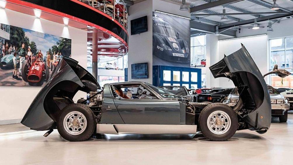 Do khách hàng đặc biệt, Lamborghini Miura SV là một trong hai chiếc Miura được trang bị bổ sung cản trước với 2 cánh gió khí động học