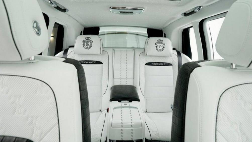 Nội thất của SUV Rolls-Royce Cullinan ở phiên bản Billionaire Mansory gây ấn tượng thị giác mạnh mẽ với nội thất bọc da màu trắng toàn bộ