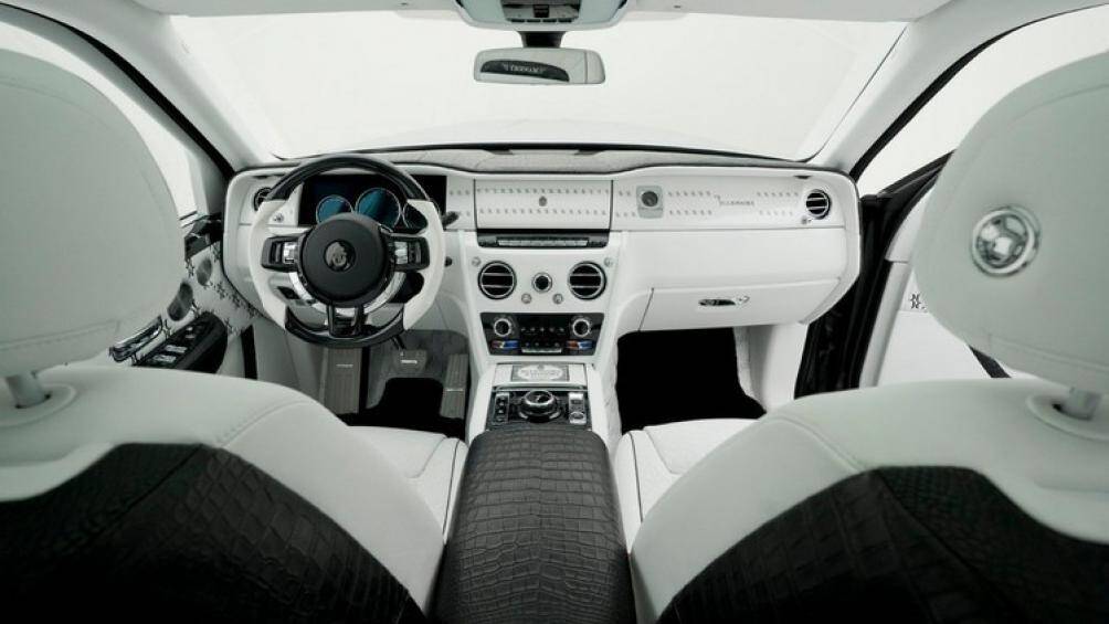 Kết hợp với đó là các chi tiết nhấn nhá làm từ sợi carbon và các hoạ tiết bọc da màu đen