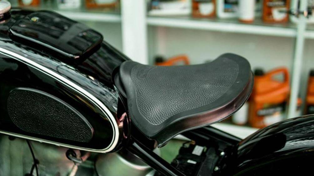 Bản thân xe nặng hơn một số mô tô dòng R khác và có thể tải trọng lượng lên tới 202 kg