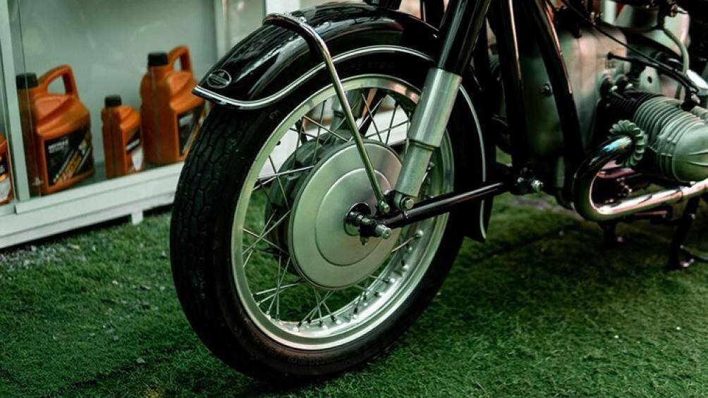 Điểm đặc biệt của mẫu BMW R69s này chính là phần đèn xi-nhan được tích hợp vào tay lái cùng với đó là cặp gương chiếu hậu cũng được gắp vào đèn pha