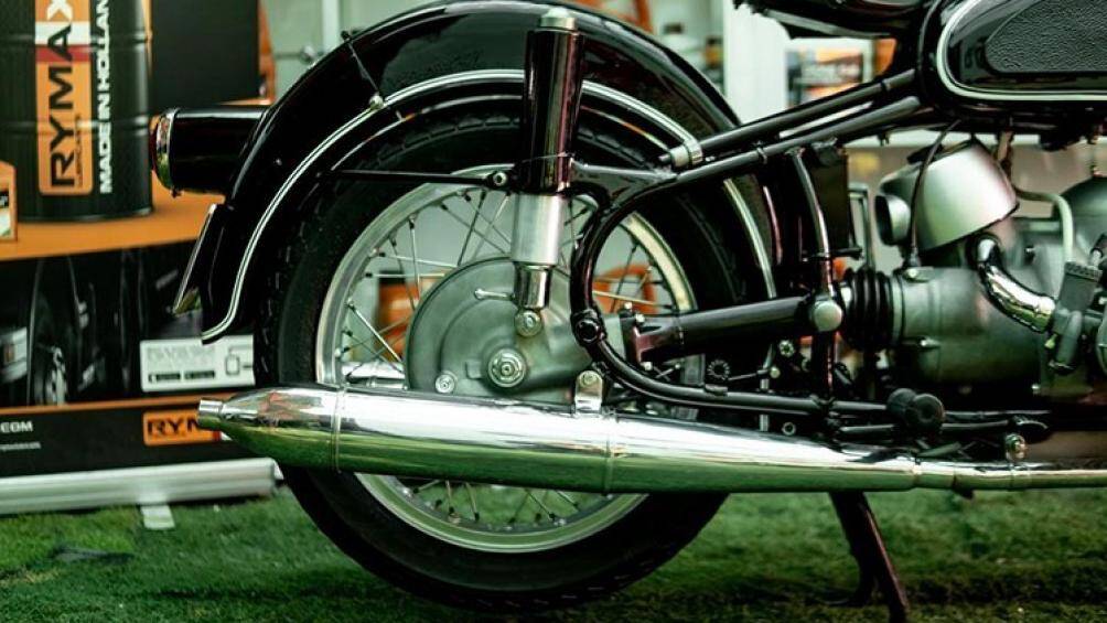 Ở phía sau, thiết kế yên xe dạng solo (dạng đơn), kiểu thiết kế phổ biến thời điểm những năm 70 của thế kỷ trước