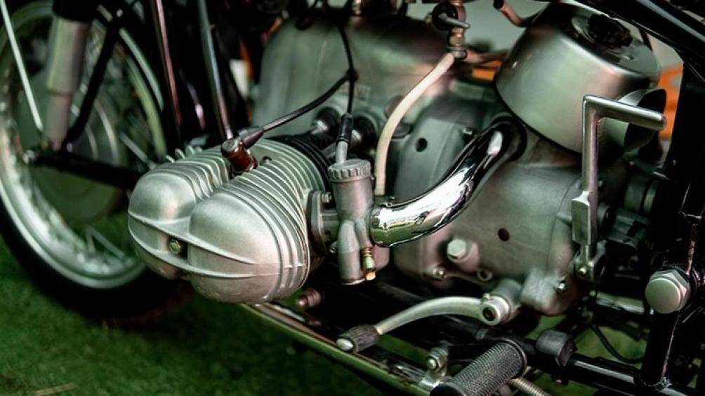 Khung xe liên kết với phuộc sau và ống xả tạo kết cấu tay đòn đặc biệt, được các kỹ sư thiết kế của BMW tính toán kỹ lưỡng