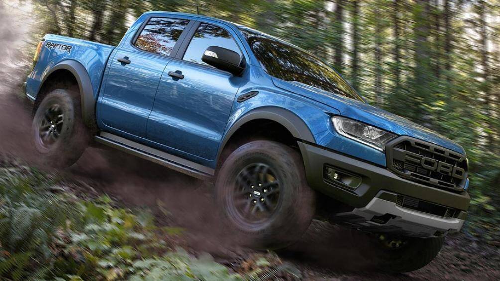 Phần đầu xe của Ranger Raptor 2020 có thiết kế hầm hố và mạnh mẽ với hệ thống lưới tản nhiệt tích hợp logo Ford to bản