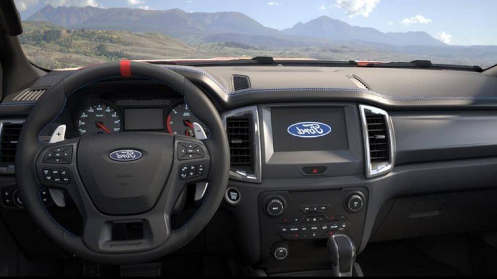 Các trang bị tiêu chuẩn trên Ranger Raptor 2020 gồm: lẫy chuyển số bằng ma-giê, ghế lái điều chỉnh 8 hướng, điều hòa không khí 2 vùng tự động...