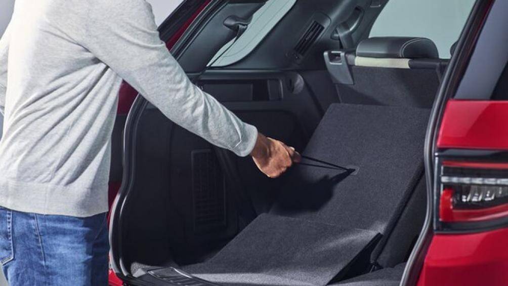 Nhờ trang bị thêm gặp ghế cỡ nhỏ, Discovery Sport 2020 5+2 có nhiều ưu điểm hơn các đối thủ 5 chỗ như Audi Q5, BMW X3, Mercedes-Benz GLC và Volvo XC60