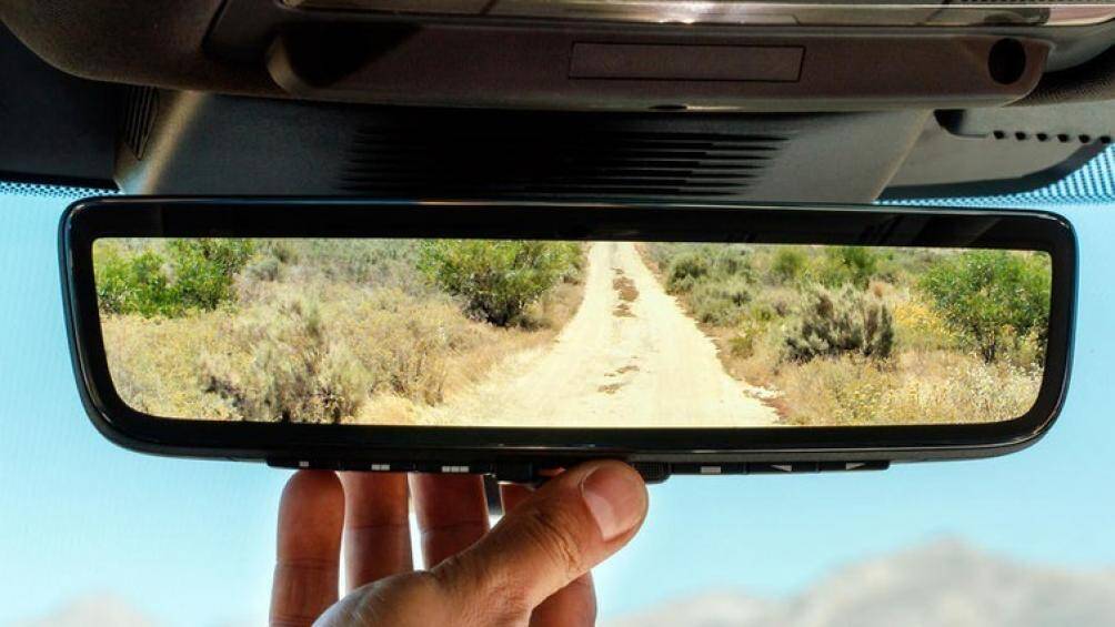 Discovery Sport 2020 sở hữu gương chiếu hậu thông minh ‘ClearSight Rear View’ để hiển thị những hình ảnh thu được từ camera tích hợp trên kính sau