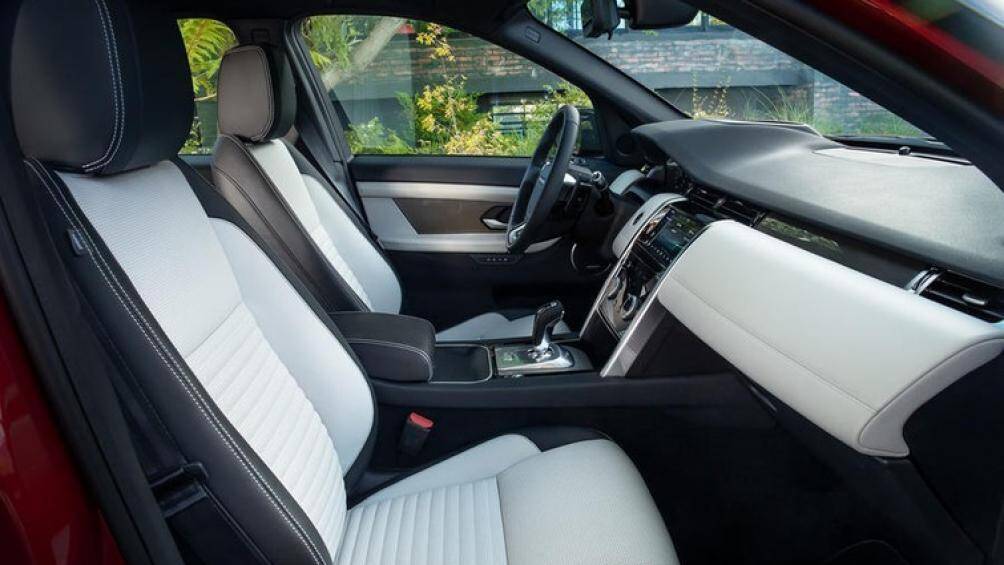 Bộ ghế của xe được bọc bằng Luxtex – một chất liệu có nguồn gốc từ vi sợi polyester tái chế