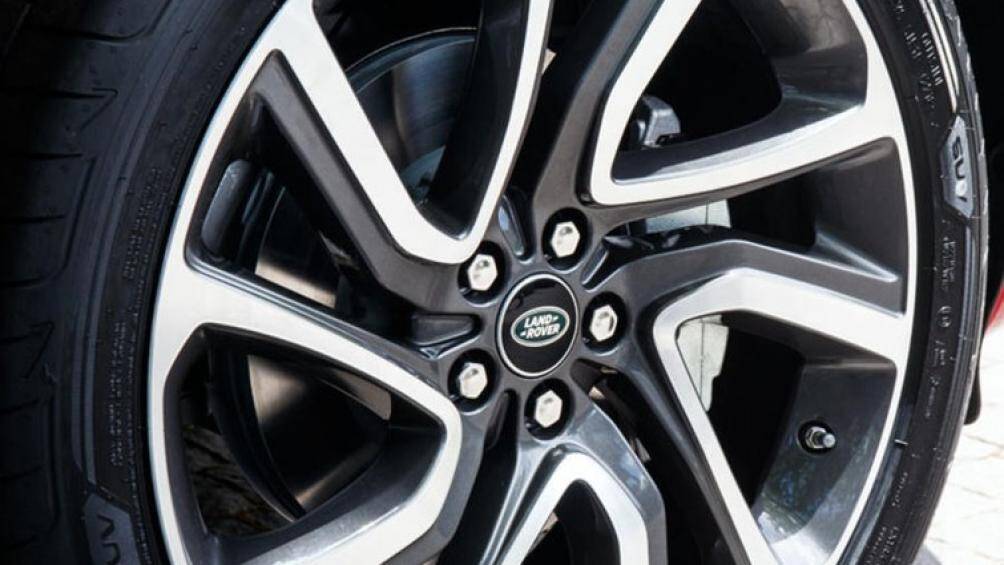 Discovery Sport 2020 cũng được tích hợp nhiều công nghệ tự lái tiên tiến như kiểm soát hành trình ACC, hỗ trợ bám làn LKA hay phanh khẩn cấp tự động AEB