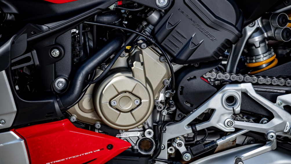 Khối động cơ này sản sinh công suất tối đa 208 mã lực, thấp hơn người anh em Panigale V4 2020 khoảng 8 mã lực, cùng mô men xoắn cực đại 123 Nm