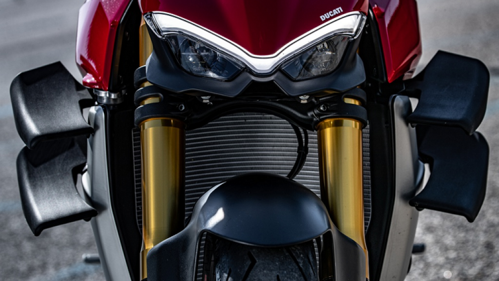 Điều này đã giúp chiếc xe có khả năng tăng tốc mạnh mẽ cũng như hạn chế hiện tượng nhấc bánh sau khi phanh gấp, đồng thời tăng cảm giác lái