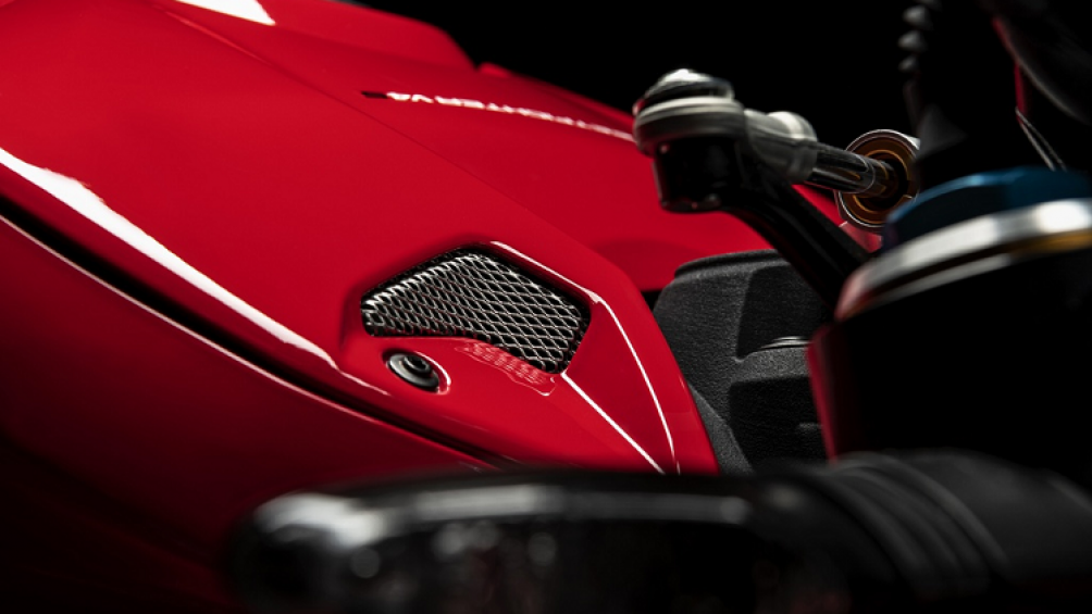 Ngoài ra, xe còn được trang bị hệ thống 8 bugi đánh lửa, 2 bugi trên mỗi xilanh mang lại công suất ổn định và dễ dàng kiểm soát hơn