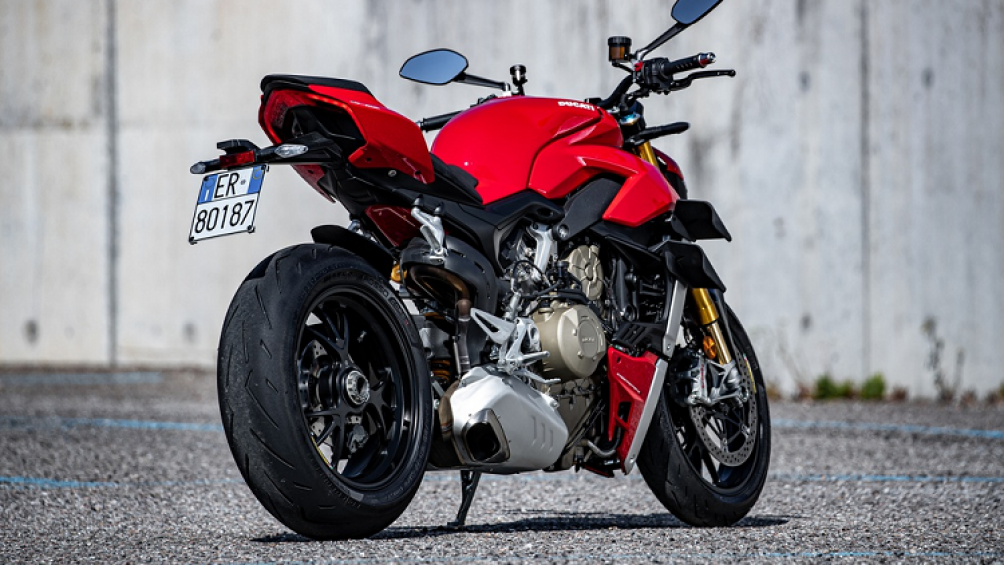 Điểm khác biệt so với đa số các hãng xe khác là Ducati chỉ tăng nhẹ góc đánh lái so với chiếc Panigale thêm 1 độ và kéo dài gắp sau của xe thêm 15 mm