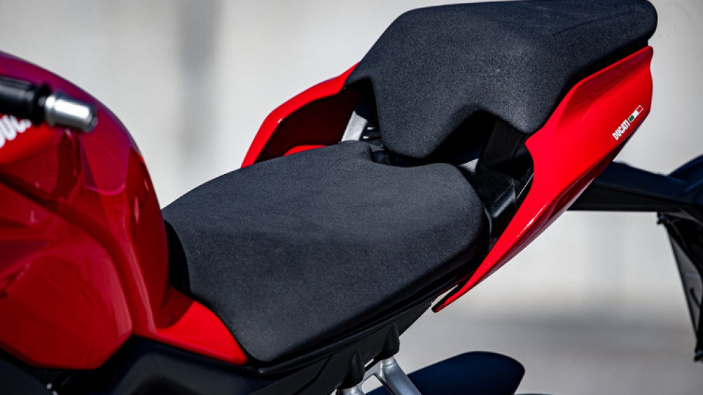 Giá xe Ducati Streetfighter V4 khởi điểm từ 20.000 USD (khoảng 468 triệu đồng), bản V4 S có giá 24.000 USD. Xe sẽ được phân phối tại Mỹ từ tháng 4 này