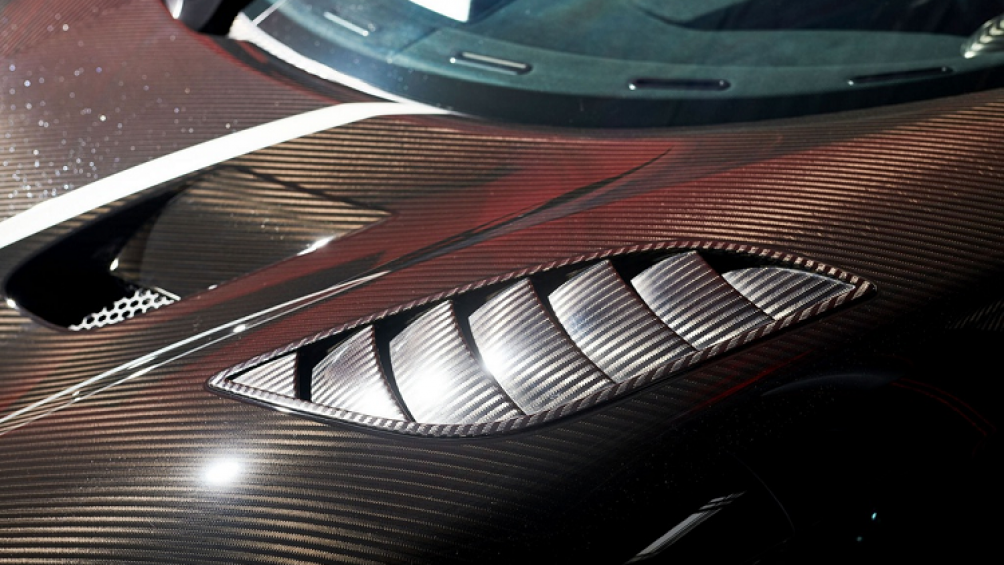 Hơn 400 bộ phận của chiếc xe cũng đều được làm từ sợi carbon như hệ thống nạp nhiên liệu cho đầu máy, thân xe và ghế...