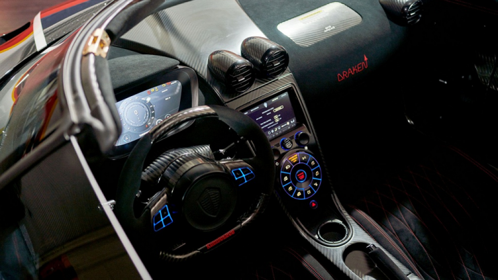 Không gian bên trong xe cũng sử dụng tối đa chất liệu sợi carbon, từ bệ ốp cửa, ốp bệ tỳ tay trung tâm, cửa xe, vô lăng...