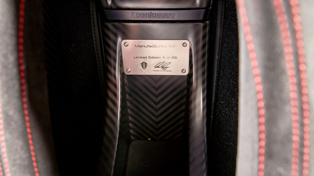 Trên xe còn xuất hiện bảng kim loại đánh dấu đây là phiên bản đặc biệt với dòng chữ cùng chữ ký của người sáng lập hãng xe, ông Christian von Koenigsegg