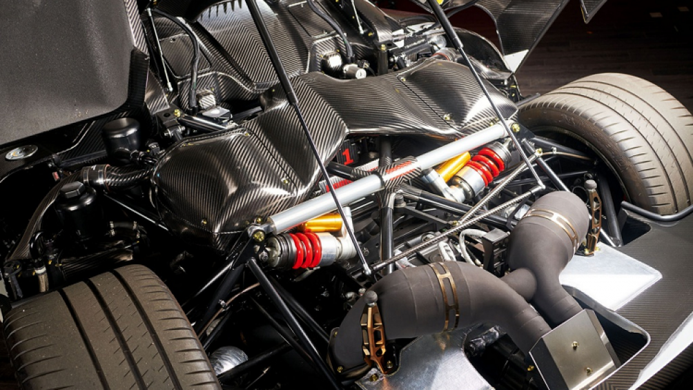 Agera RS phiên bản tiêu chuẩn được trang bị khối động cơ V8 dung tích 5.0L, sản sinh công suất 1.176 mã lực và mô-men xoắn 1.280 Nm