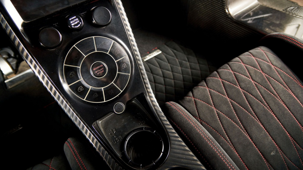 Xe có thể khả năng tăng tốc từ 0 lên 100 km/h chỉ trong 2,9 giây. Xe đạt vận tốc 200 km/h và 300 km/h lần lượt trong khoảng 6,9 giây và 12,3 giây