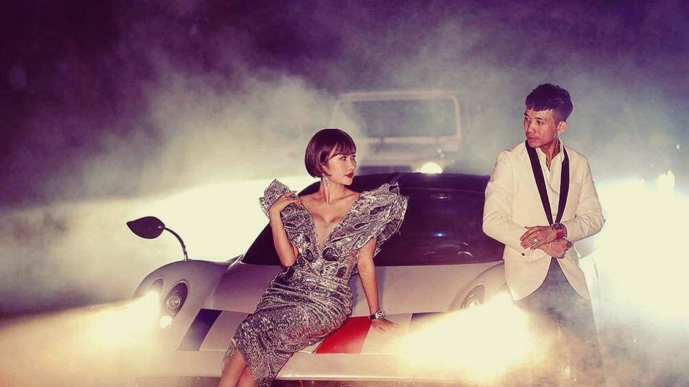 Vợ chồng Minh Nhựa tạo dáng bên siêu xe Pagani Huayra 80 tỷ