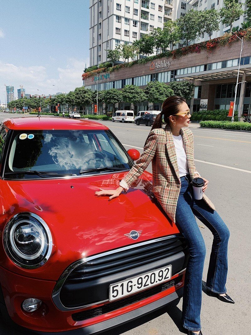 Thanh Hằng không thể ngầu hơn với dáng ngồi này. Với đôi chân dài trứ danh cô nàng cao hơn hẳn chiếc xe