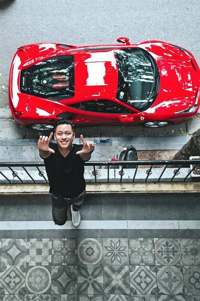 Muốn selfie thấy hết cả xe thì hãy học như Tuấn Hưng, giọng ca Nắm lấy tay anh đứng trên lầu và nhờ một người bạn đứng ở lầu cao chụp bức ảnh này