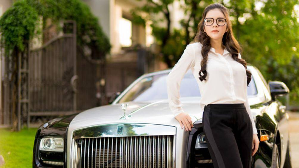 Diện bộ cánh quý cô công sở, nhưng đầy khí chất khi tạo dáng với siêu xe của Lý Nhã Kỳ